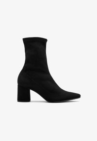 Valittu, Black