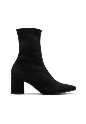 Stivali alla caviglia neri in morbido suede, con punta appuntita e tacco a blocco. Il design include una tomaia liscia e senza dettagli metallici.