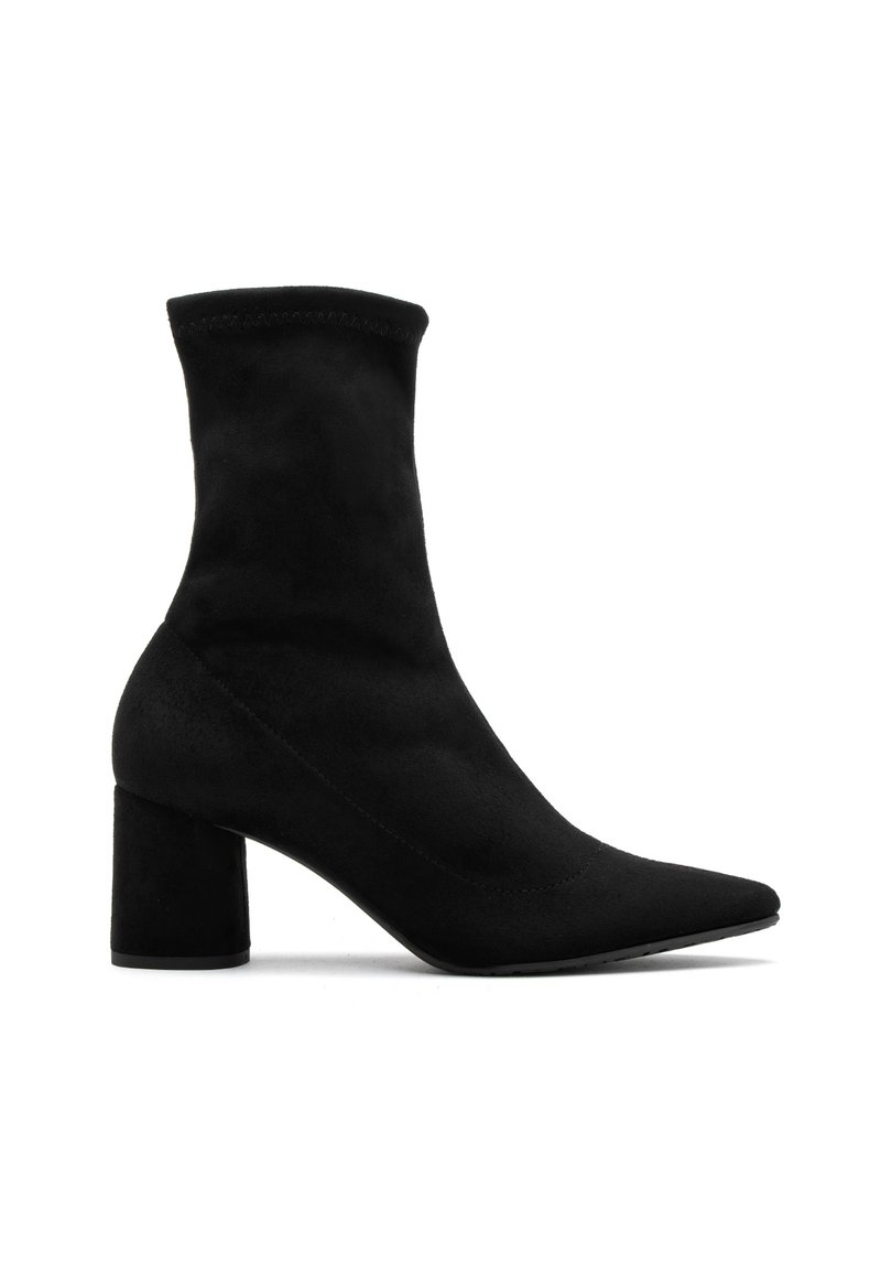 Bottines noires en cuir suédé doux, avec un bout pointu et un talon carré. Le design comprend un dessus lisse et sans couture, sans matériel.