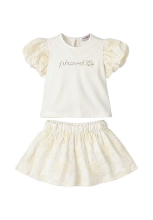 Top bianco a maniche corte con maniche a sbuffo ricamate e scritta "Phard", abbinato a una gonna ricamata a fiori con vita elastica coordinata.