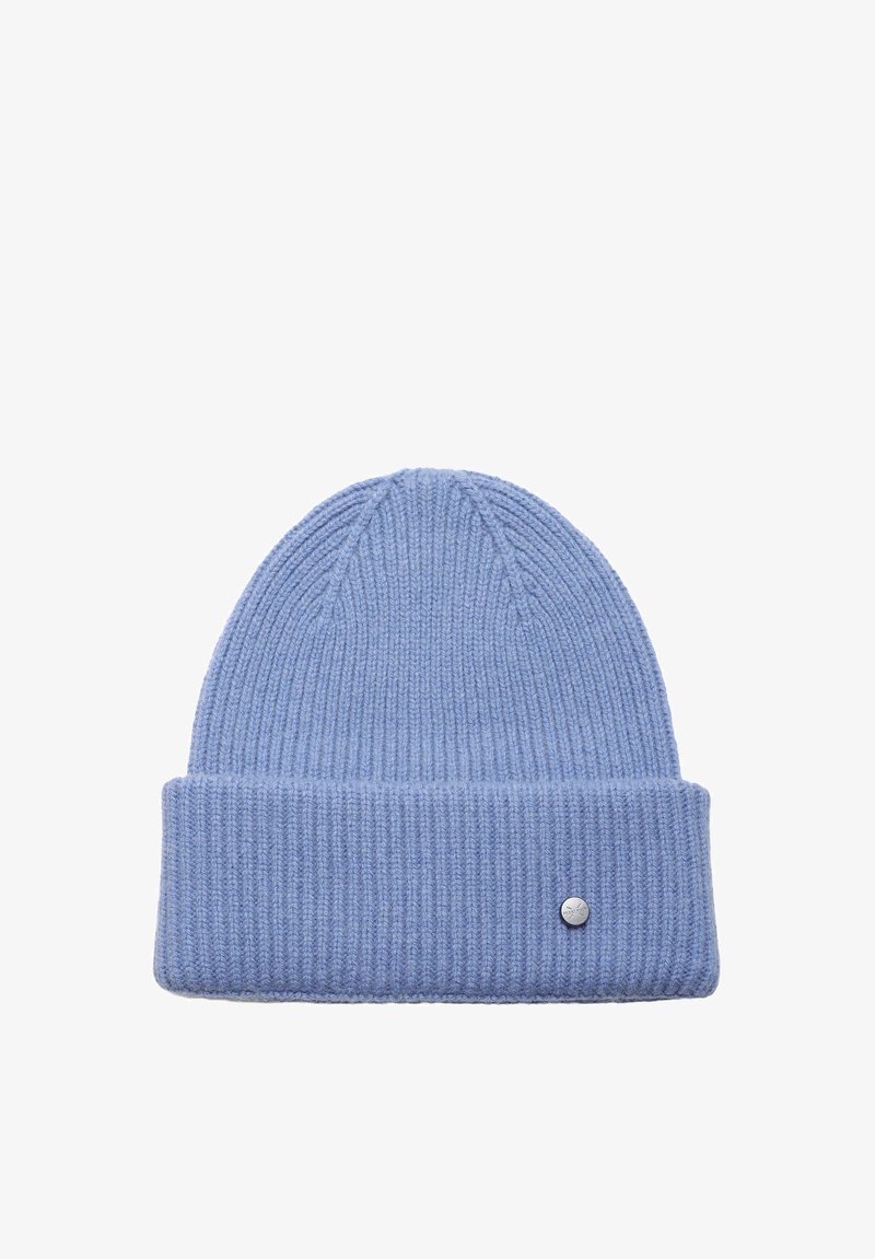 Světlemodrá pletená čepice s ohrnutým okrajem. Vyrobena z měkkého materiálu, má vertikální žebrování a malý kovový logo akcent na boku.
