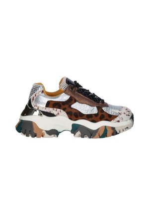 Zapatilla deportiva voluminosa con plateado metálico, estampado de leopardo marrón, cordones negros, suela de goma blanca y camuflaje, y forro interior naranja.