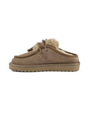 Chaussure en daim marron à enfiler avec détail lacet et doublure en fourrure duveteuse, semelle épaisse avec rainures pour l'adhérence, vue de profil.