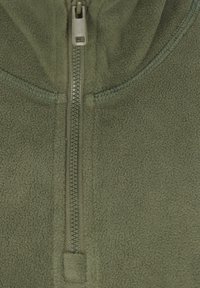 Grøn fleece trøje med høj krave, prydet med lynlås i fuld længde og forstærkede sømme langs kanterne for holdbarhed.