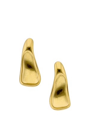 Paire de boucles d'oreilles en métal doré poli de forme irrégulière avec des surfaces lisses légèrement concaves sur un fond blanc.