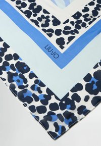 Foulard in seta blu e bianca con motivo a stampa leopardata, arricchito da strisce blu e azzurro chiaro in contrasto. Logo ricamato "LIU·JO".