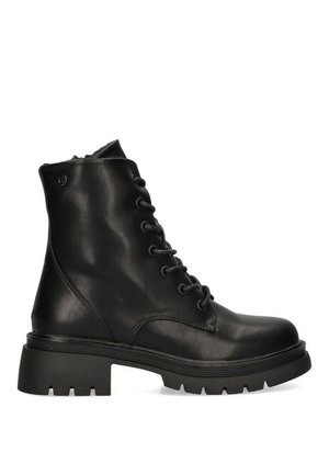 Botas de cuero negro hasta el tobillo con cordones en la parte frontal, suela gruesa y punta redonda. Presentan una textura suave y un pequeño acento de logo en el lateral.