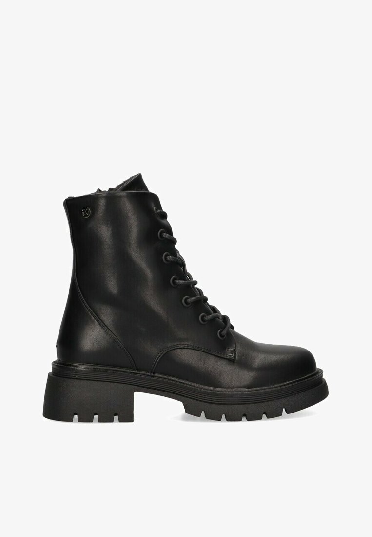 Botas de cuero negro hasta el tobillo con cordones en la parte frontal, suela gruesa y punta redonda. Presentan una textura suave y un pequeño acento de logo en el lateral.