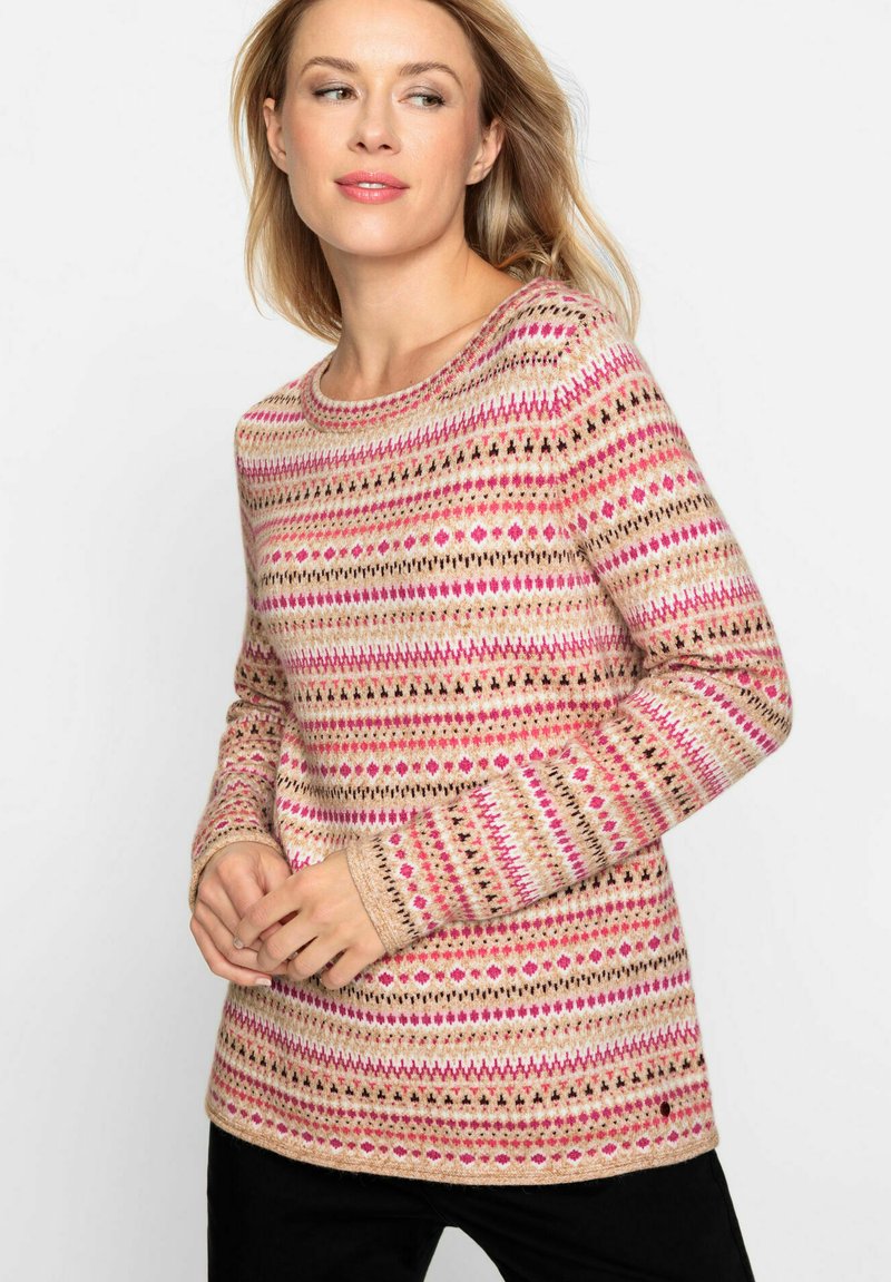 Gebreide trui met een ronde halslijn en lange mouwen, versierd met kleurrijke geometrische patronen in roze, beige en bruine tinten.