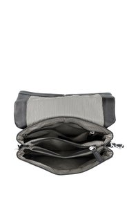 Borsa in pelle nera con un interno a righe, dotata di tre scomparti e chiusure a zip. Texture liscia con linee pulite e design sobrio.