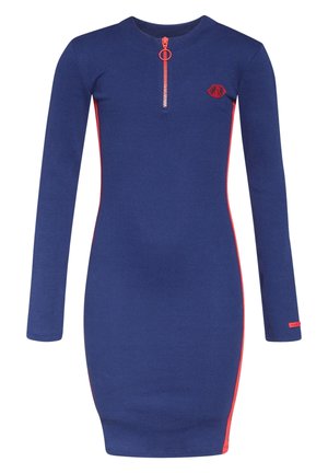 Marineblå bodycon-kjole med lange ærmer, røde sidelister, rød halvlukning med rund lynlås og lille rødt broderet logo på brystet.