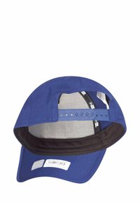 Casquette de baseball bleue avec une texture solide, une visière incurvée et une fermeture à pression réglable. L'intérieur présente un revêtement noir et des étiquettes.