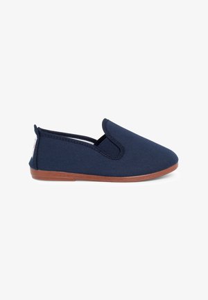 Scarpa slip-on in tessuto navy con punta arrotondata, pannelli elastici laterali e suola in gomma marrone. Design semplice, senza modelli visibili o accessori.