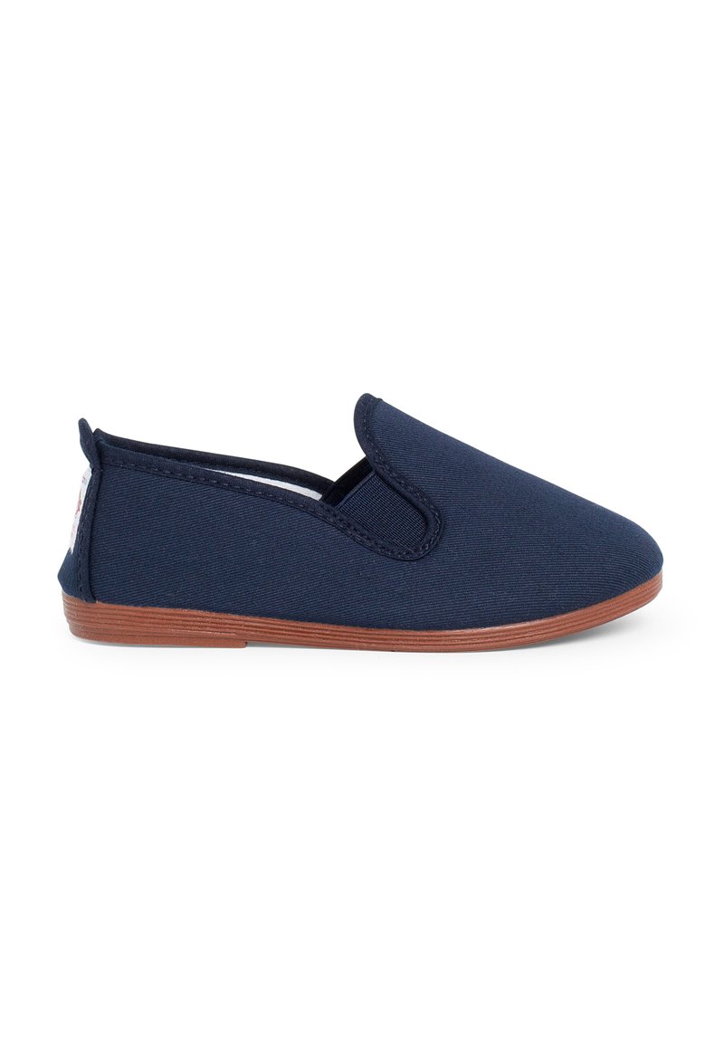 Scarpa slip-on in tessuto navy con punta arrotondata, pannelli elastici laterali e suola in gomma marrone. Design semplice, senza modelli visibili o accessori.