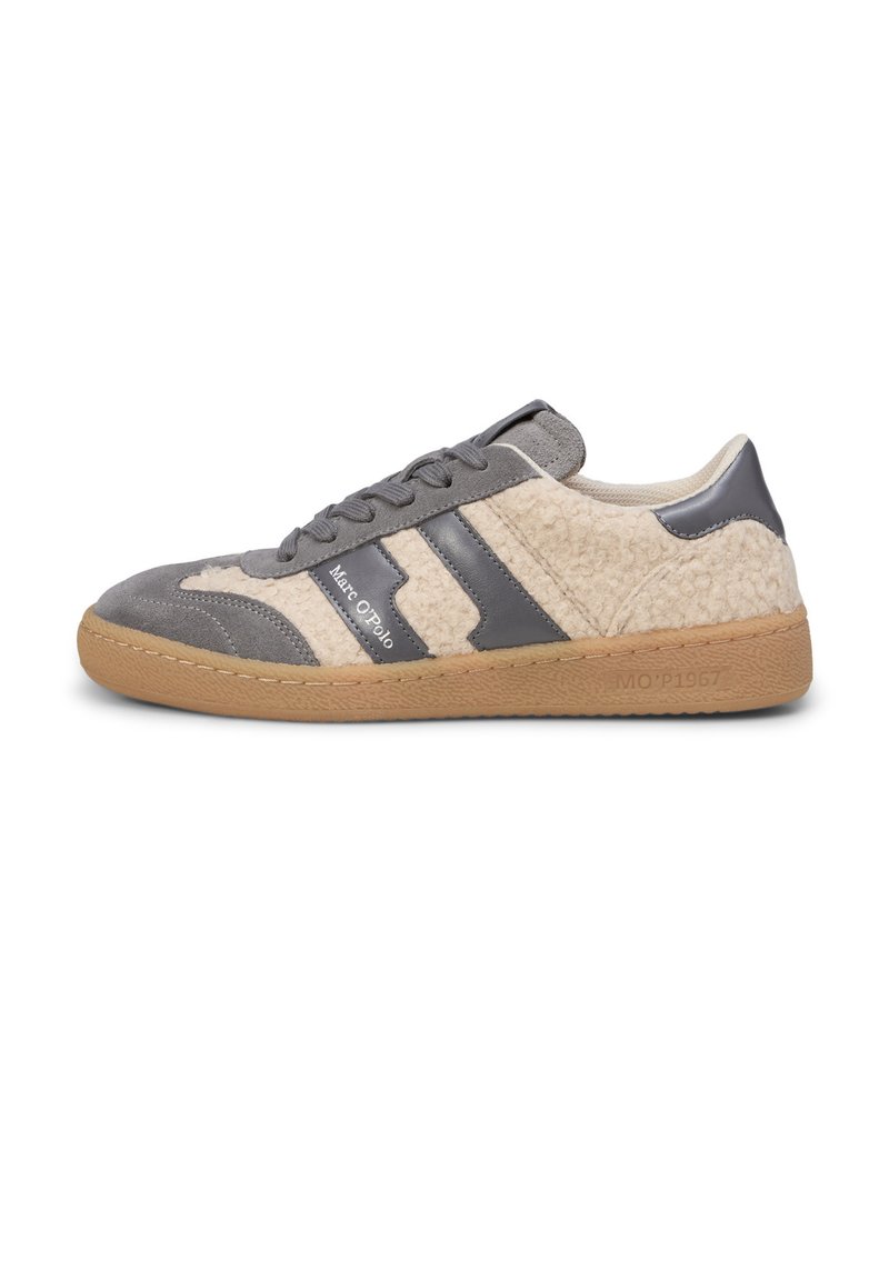 Baskets avec une tige en crème texturée, des accents en daim gris et une semelle en caoutchouc marron. Comprend des lacets gris et un logo sur le côté.