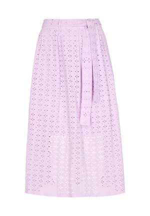 Heled lilla seelik, mis on valmistatud hingavast kangast, millel on perforatsioonidega lillemuster, sidumisega vöö puusal ja voolav disain.