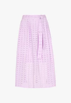 Heled lilla seelik, mis on valmistatud hingavast kangast, millel on perforatsioonidega lillemuster, sidumisega vöö puusal ja voolav disain.