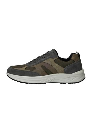 Grijze en olijfgroene suède en stoffen sneaker met dikke witte zool en treklipje op de hiel, gezien vanaf de buitenkant.