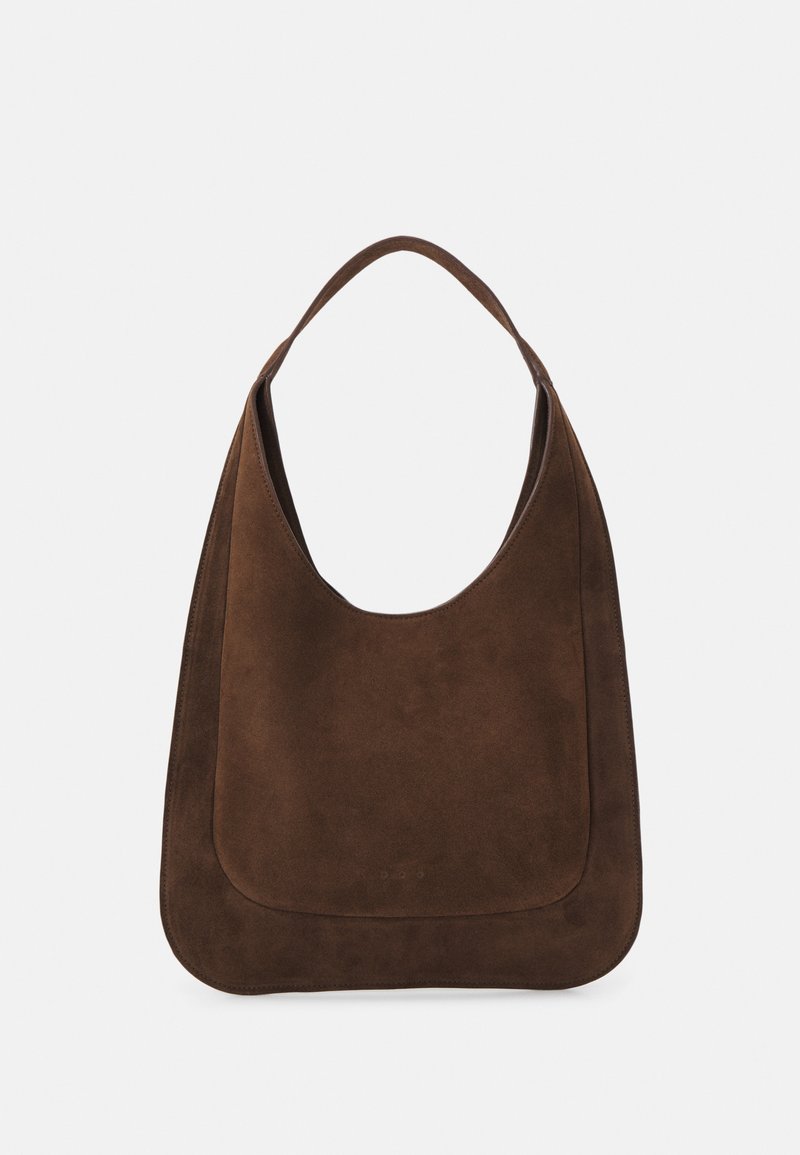Hnědá semišová kabelka s měkkým tvarem hobo. Má široký ramenní popruh a bezešvý, zakřivený horní okraj. Minimalistický design bez viditelného kování.