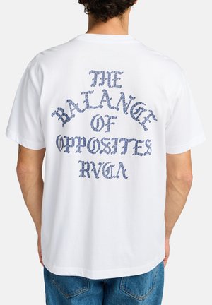 Witte katoenen t-shirt met grote blauwe tekst "THE BALANCE OF OPPOSITES RVCA" op de achterkant, met een relaxte pasvorm en korte mouwen.