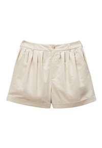 Shorts en coton beige avec des plis, des poches latérales et un ourlet retroussé. Une fermeture à bouton unique est placée à la taille avant.