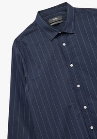 Marineblauw katoenen shirt met verticale witte streepjes, een klassieke kraag, lange mouwen en witte knopen aan de voorkant. Regular fit ontwerp.