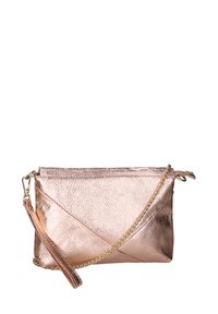 Borsa a pochette rosa oro metallizzato con superficie texturizzata, dettagli di cucitura diagonale, catena per spalla staccabile e manico per polso.