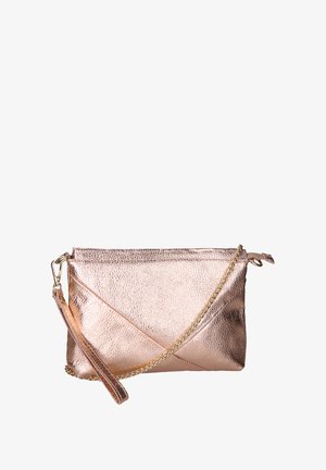Pochette en rose gold métallique avec surface texturée, détails de couture en diagonale, chaîne d'épaule amovible et sangle pour poignet.