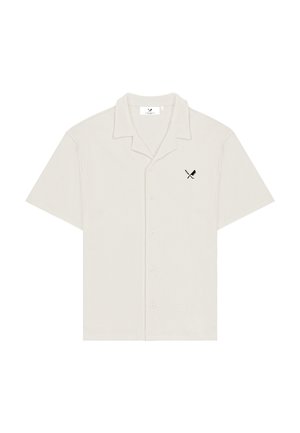 Kurzärmeliges, cremefarbenes Hemd mit Knopfleiste, mit kleinem schwarzem Logo aus gekreuztem Paddel und Schlägel auf der linken Brust und Camp-Kragen.