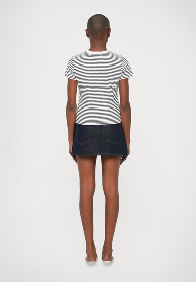 Cămașă cu mânecă scurtă în dungi alb-negru, asortată cu o fustă din denim închis la culoare, prevăzută cu două buzunare la spate și un design evazat.