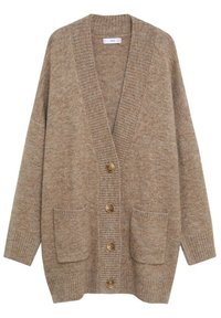 Cardigan tricoté marron avec quatre boutons, deux poches frontales, poignets et bas en côtes, avec col en V.