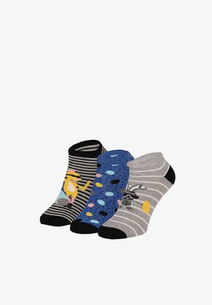 Drei bunte Knöchelsocken: eine graue mit Waschbär und Mondsichel, eine blaue mit mehrfarbigen Punkten, eine schwarz gestreifte mit gelbem Vogel.