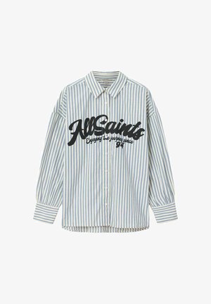 Stribet skjorte med knapper i lyseblå og hvid. Har lange ærmer, krave og en stor sort grafisk logo på fronten.