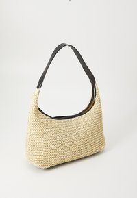 Sac hobo en paille tissée avec une forme incurvée et une sangle d'épaule en cuir noir. Présente un corps beige texturé et une doublure intérieure jaune.