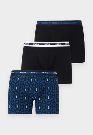 Három férfi boxeralsó: kettő egyszínű fekete, fehér és kék márkás derékpánttal, egy kék színű fekete és fehér "HUGO" logó mintával és kék derékpánttal.
