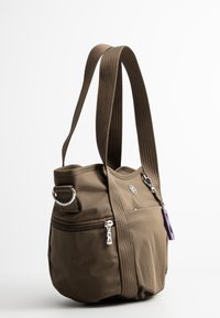Sac fourre-tout en tissu marron de forme arrondie, avec deux longues poignées, des zips latéraux et un détail d'accent violet. Matériau durable avec une finition texturée.