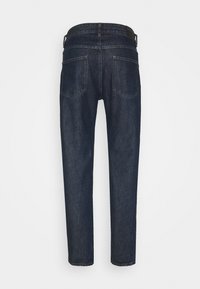Vaqueros de mezclilla azul oscuro con un diseño de pierna recta, que cuentan con dos bolsillos traseros y un ajuste en la cintura con una etiqueta de cuero.