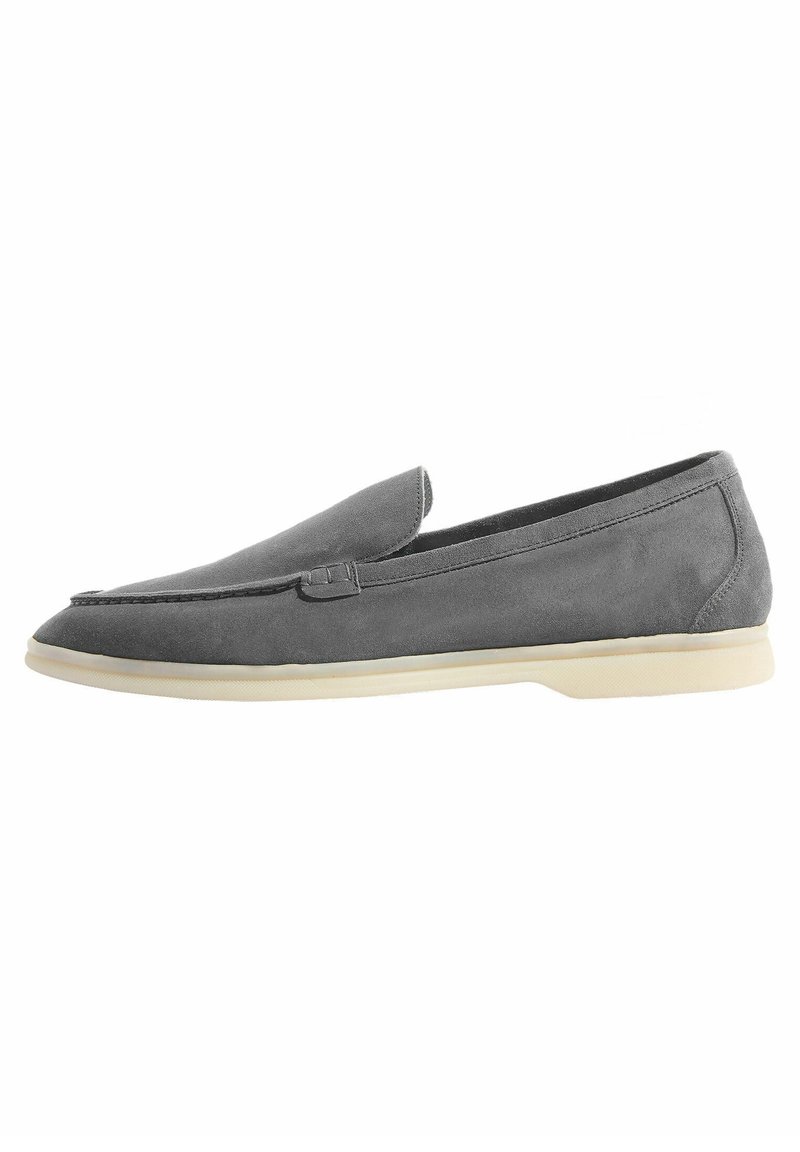 Grijze suède loafers met een slank profiel, een ronde neus en een beige rubberen zool. Beschikt over een gestikt randje en een instapontwerp.
