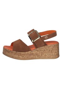 Sandale en daim marron à talon compensé imitation liège, bout ouvert, bride de cheville, et accent en boucle métallique. Semelle intérieure orange.