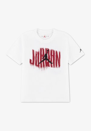 Hvid T-shirt med korte ærmer med rød "JORDAN" tekst og sort silhuet af en basketballspiller, der springer, logo på venstre ærme.