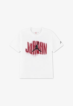 T-shirt blanc à manches courtes avec texte rouge « JORDAN » et silhouette noire d'un joueur de basket sautant, logo sur la manche gauche.