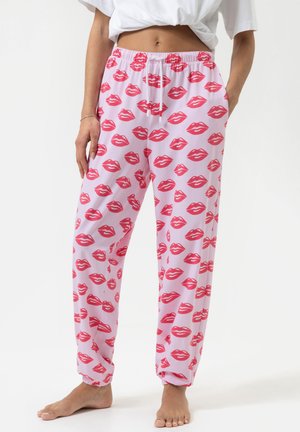 Roze pyjamabroek met een herhaald patroon van rode lippen. Gemaakt van een zachte stof met een elastische tailleband en manchetten.