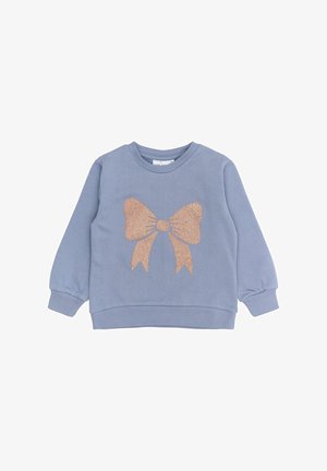 Šviesiai mėlynas džemperis, pagamintas iš medvilnės ir sintetinio pluošto mišinio, su dideliu blizgiu rožinio aukso kaspinu centre ir grublėtomis rankovėmis.