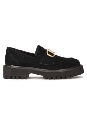 Zwarte suède loafers met een chunky, geribbelde rubberen zool en een gouden gespaccent op de band. Gladde textuur, laag profiel ontwerp.