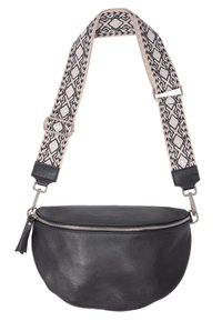 Schwarze Leder-Crossbody-Tasche mit einer strukturierten Oberfläche, die eine abgerundete Form und einen verstellbaren, gemusterten Tragegurt mit einem beige-schwarzen Design aufweist.
