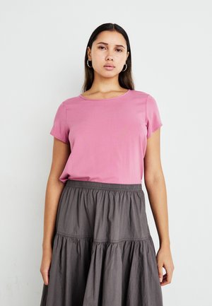 Rosa kortermet t-skjorte med rund hals, sammen med en grå, lagdelt skjørt med elastisk midje, teksturert stoff og flytende design.