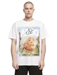 T-shirt en coton blanc avec un imprimé graphique coloré d'un basketball et de cactus, avec le texte "Shooting Range" en bas.
