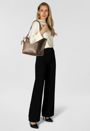 Sac fourre-tout en cuir marron avec une finition texturée, des ferrures argentées, un foulard à motif contrastant en accent et deux bretelles d'épaule.