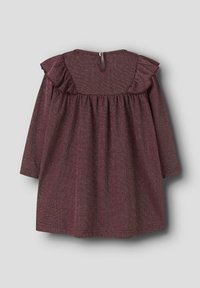 Weinrotes Langarmkleid mit gerafftem Ausschnitt, Knopfverschluss auf der Rückseite und lockerem Schnitt. Weicher, strukturierter Stoff mit dezentem Schimmer.