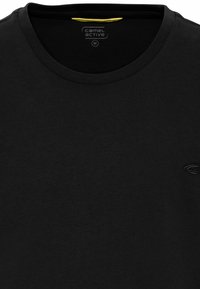 Sort t-shirt med kortærmer lavet af blød bomuld, med rund halsudskæring og et lille logo i mørkegrå på brystet. Har et gult mærke indvendigt.